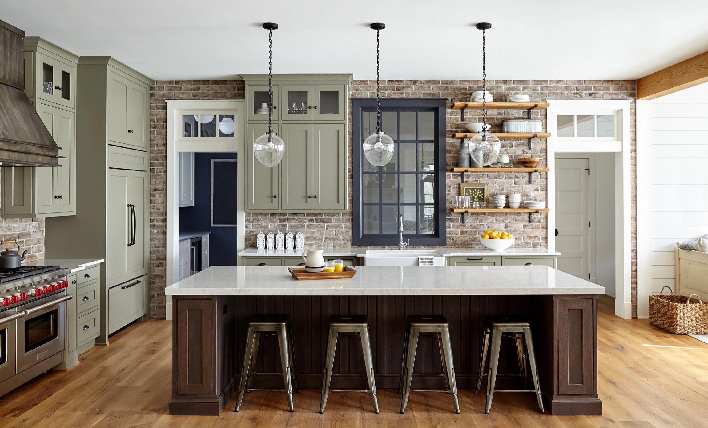 Luxury Low Country kitchen interior by Lisa Furey Interiors in Bluffton, South Carolina